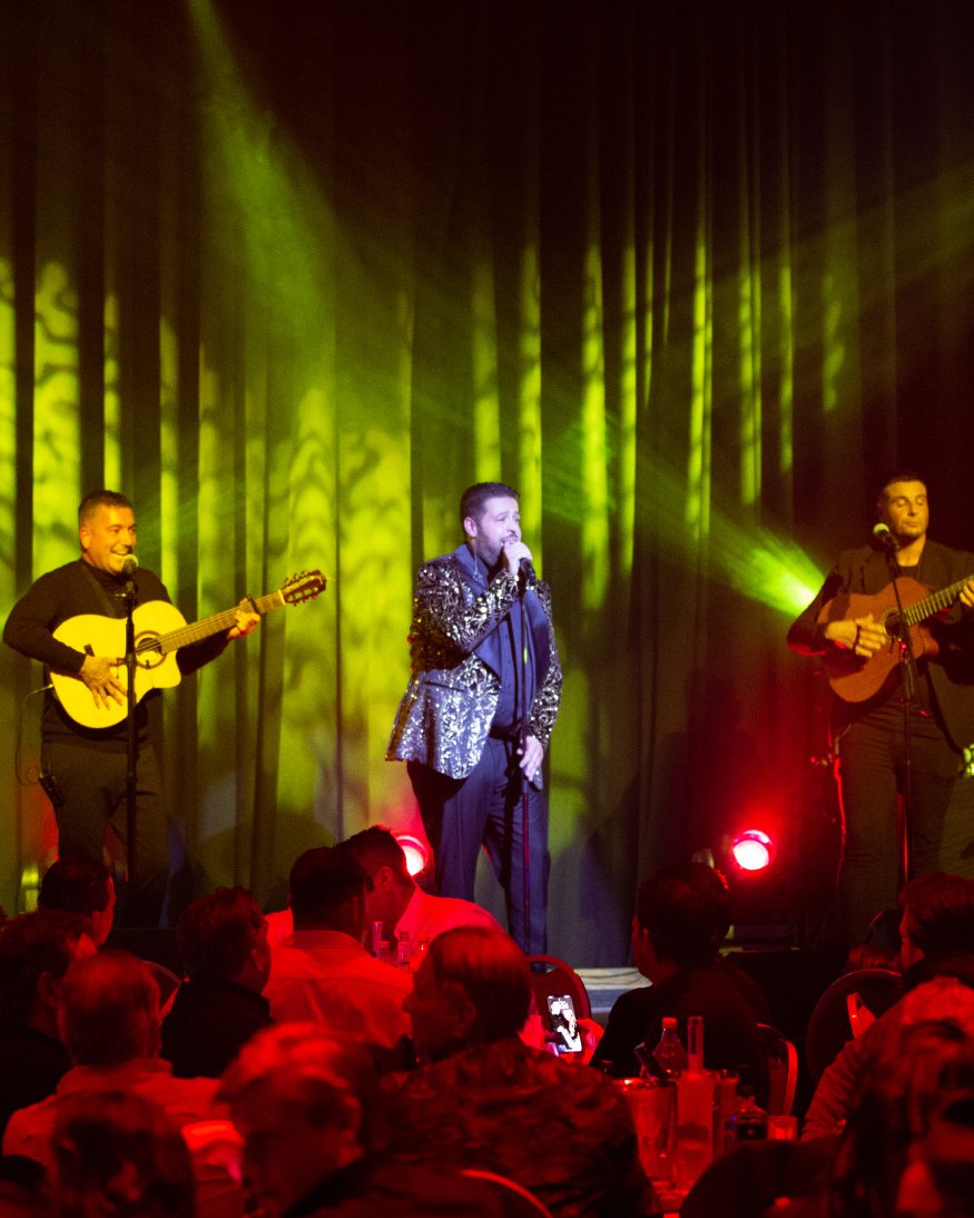 Janah Louard met The Gypsies op het podium