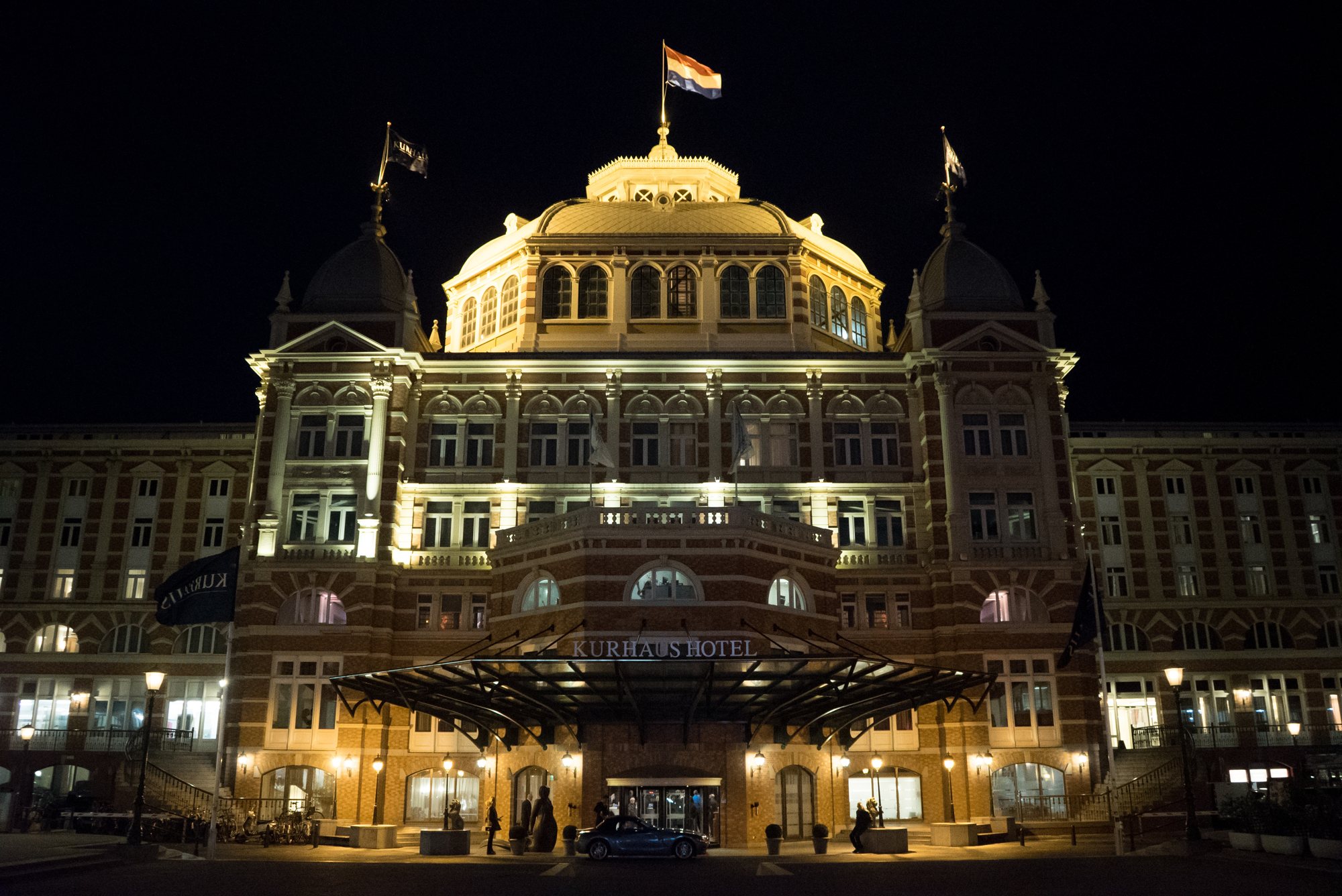Het Kurhaus in Scheveningen bij avond