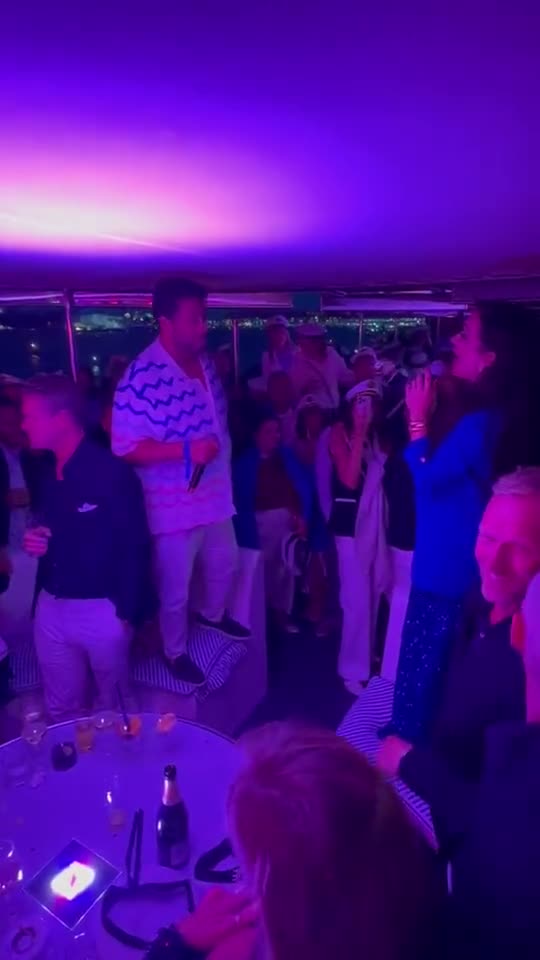 Janah Louard en Jill Helena op een feest aan boord