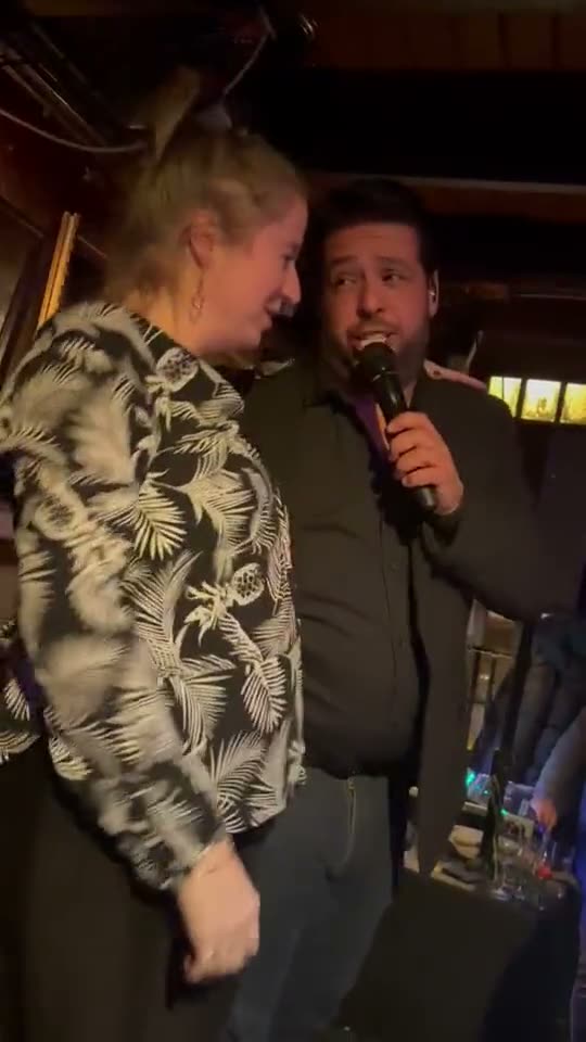 Een gast danst mee met Janah Louard