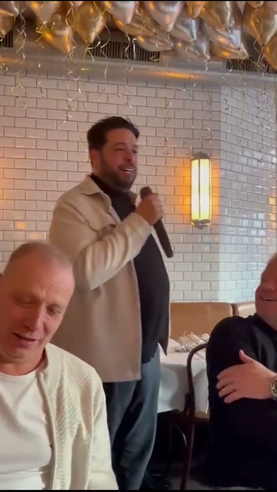 Janah Louard zingt tussen de tafels