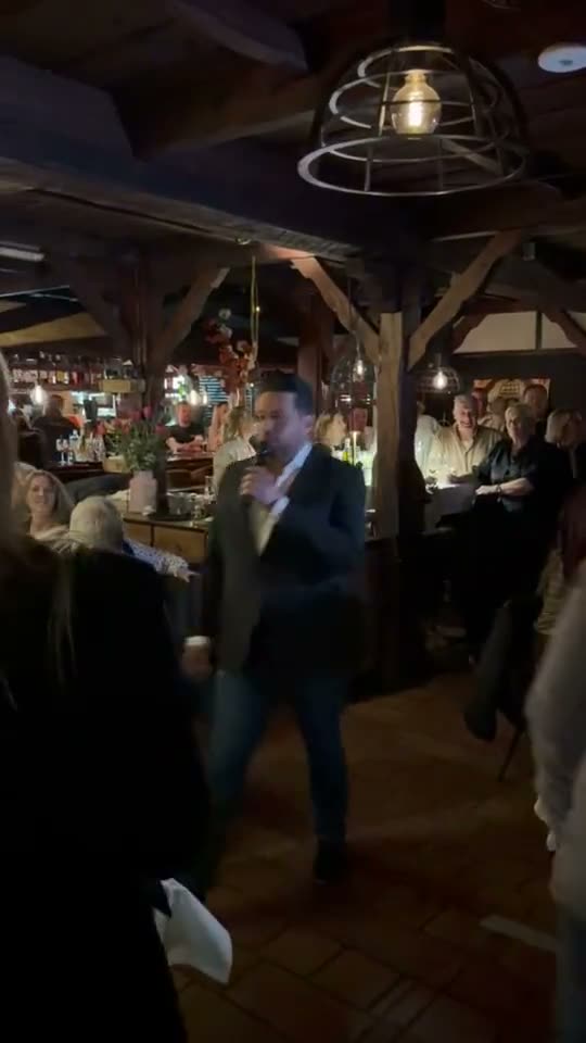 Van diner naar dansvloer: Janah Louard zingt in een restaurant