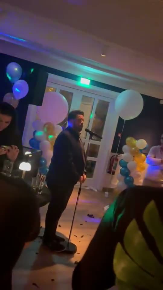 Janah Louard in een feestzaal vol ballonnen