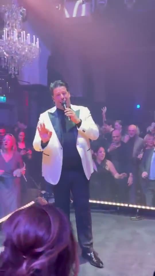 Janah Louard live onder de kroonluchters