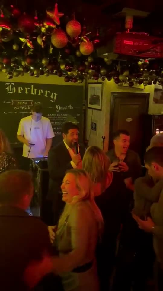 Janah Louard in een volle zaal onder de kerstversiering