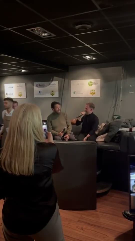 Janah Louard zingt in een lounge met een gast