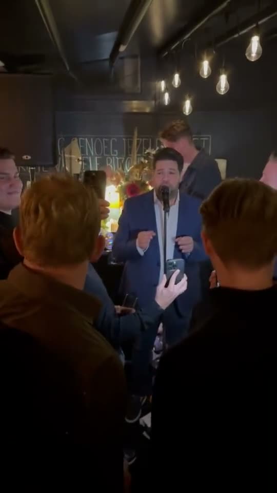Een zaal die meezingt met Janah Louard