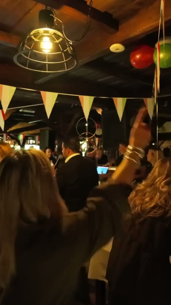 Janah Louard: van diner naar volle dansvloer in een restaurant