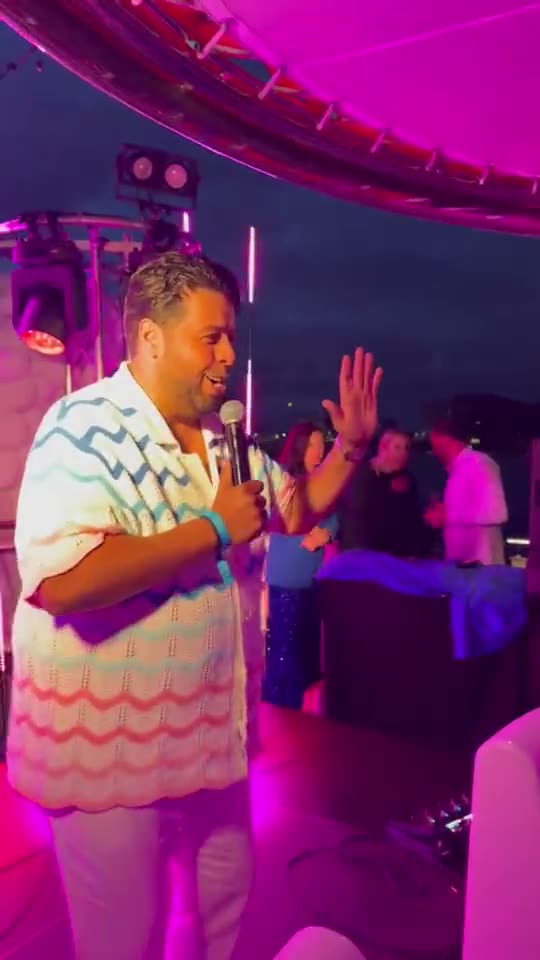 Janah Louard op een feest aan boord