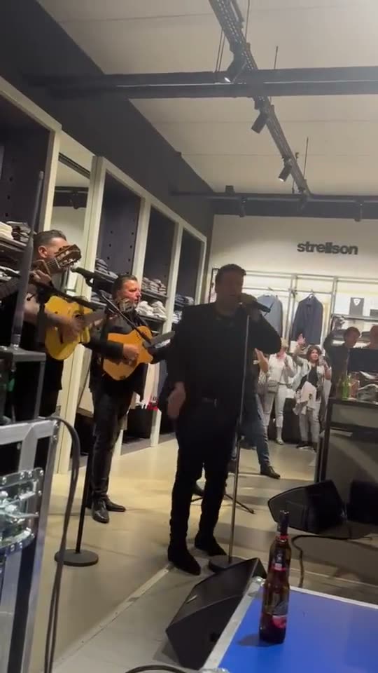 Janah Louard op een winkelevent met gitaristen