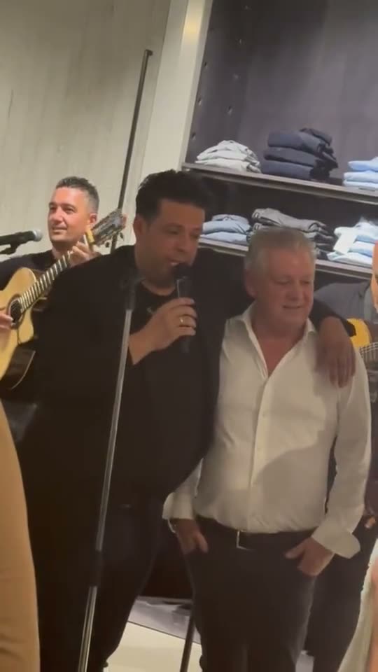 Een gast zingt mee met Janah Louard en de gitaristen