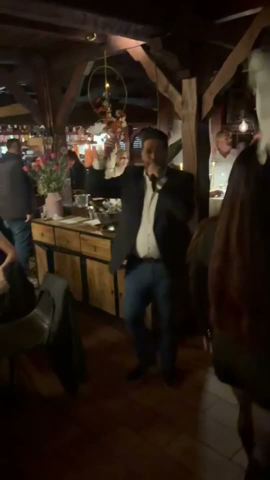 Een volle zaal zwaait mee met Janah Louard